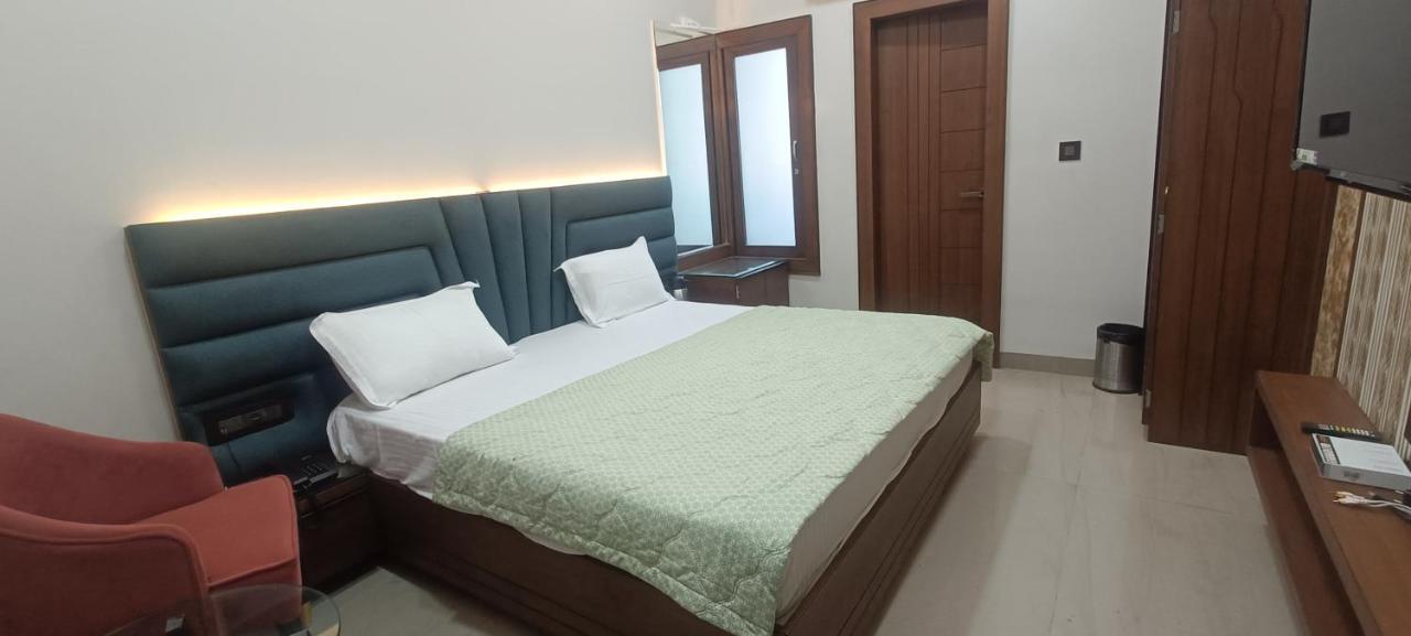 Hotel Sadhana Palace Mathura Esterno foto